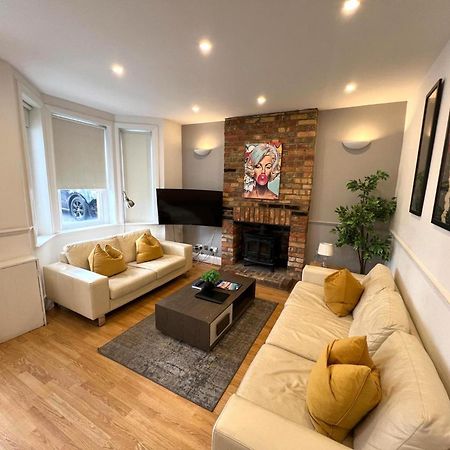 Great 4 Bedroom House - Great Location - Garden - Parking - Fast Wifi - Smart Tv - Newly Decorated - Sleeps Up To 8! Only 10 Mins Drive To Sandbanks Beach! Close To Poole & Bournemouth Esterno foto
