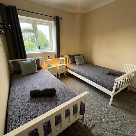 Great 4 Bedroom House - Great Location - Garden - Parking - Fast Wifi - Smart Tv - Newly Decorated - Sleeps Up To 8! Only 10 Mins Drive To Sandbanks Beach! Close To Poole & Bournemouth Esterno foto