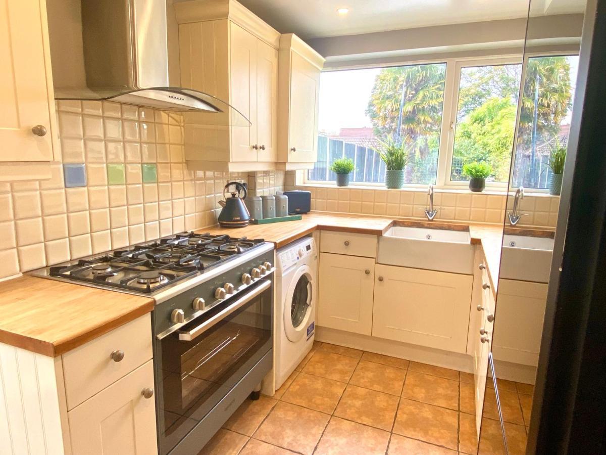 Great 4 Bedroom House - Great Location - Garden - Parking - Fast Wifi - Smart Tv - Newly Decorated - Sleeps Up To 8! Only 10 Mins Drive To Sandbanks Beach! Close To Poole & Bournemouth Esterno foto