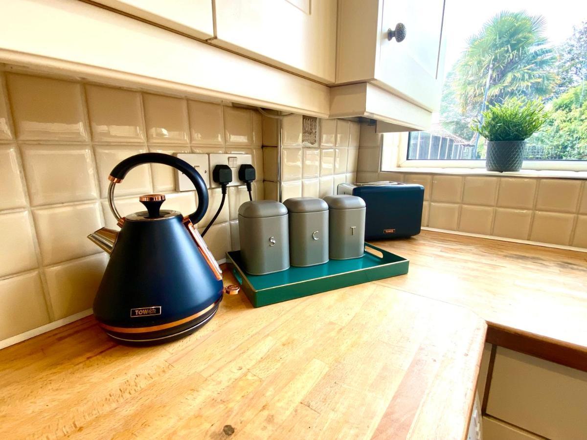 Great 4 Bedroom House - Great Location - Garden - Parking - Fast Wifi - Smart Tv - Newly Decorated - Sleeps Up To 8! Only 10 Mins Drive To Sandbanks Beach! Close To Poole & Bournemouth Esterno foto