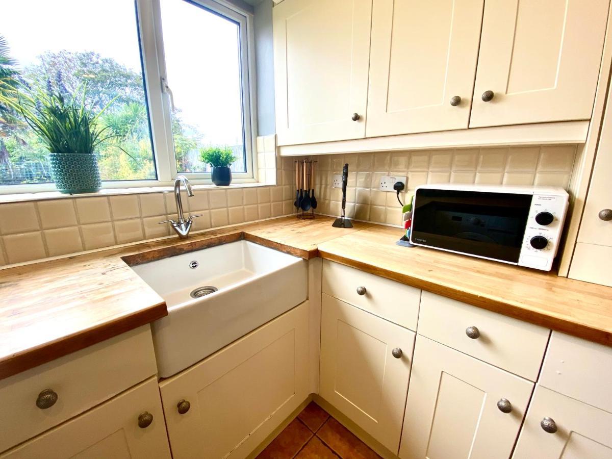 Great 4 Bedroom House - Great Location - Garden - Parking - Fast Wifi - Smart Tv - Newly Decorated - Sleeps Up To 8! Only 10 Mins Drive To Sandbanks Beach! Close To Poole & Bournemouth Esterno foto