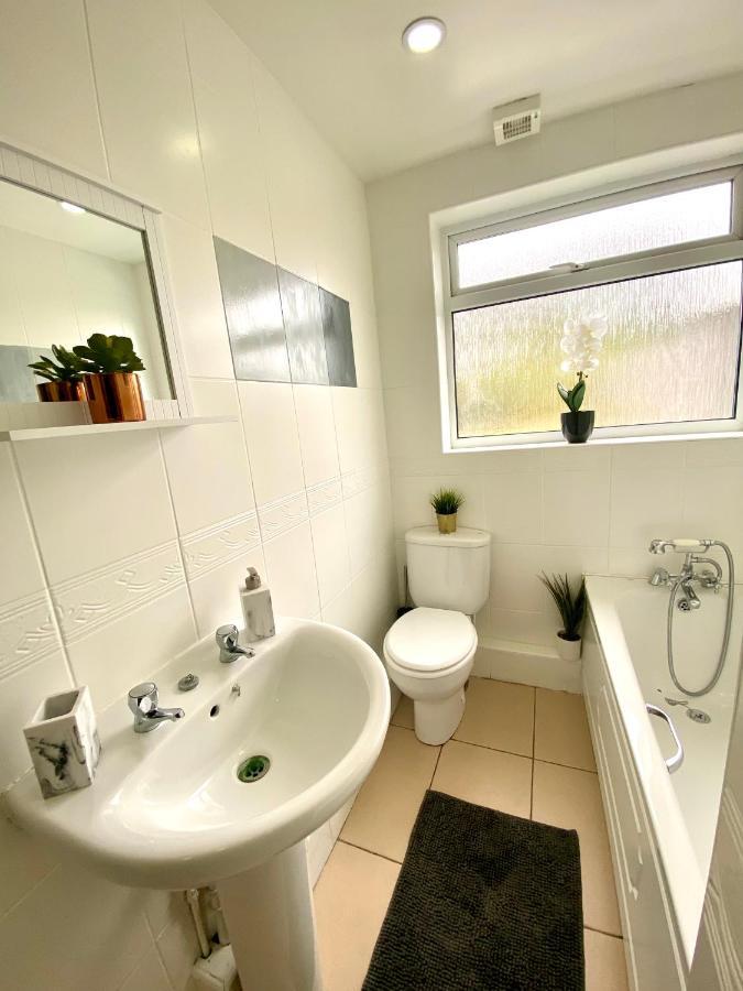 Great 4 Bedroom House - Great Location - Garden - Parking - Fast Wifi - Smart Tv - Newly Decorated - Sleeps Up To 8! Only 10 Mins Drive To Sandbanks Beach! Close To Poole & Bournemouth Esterno foto