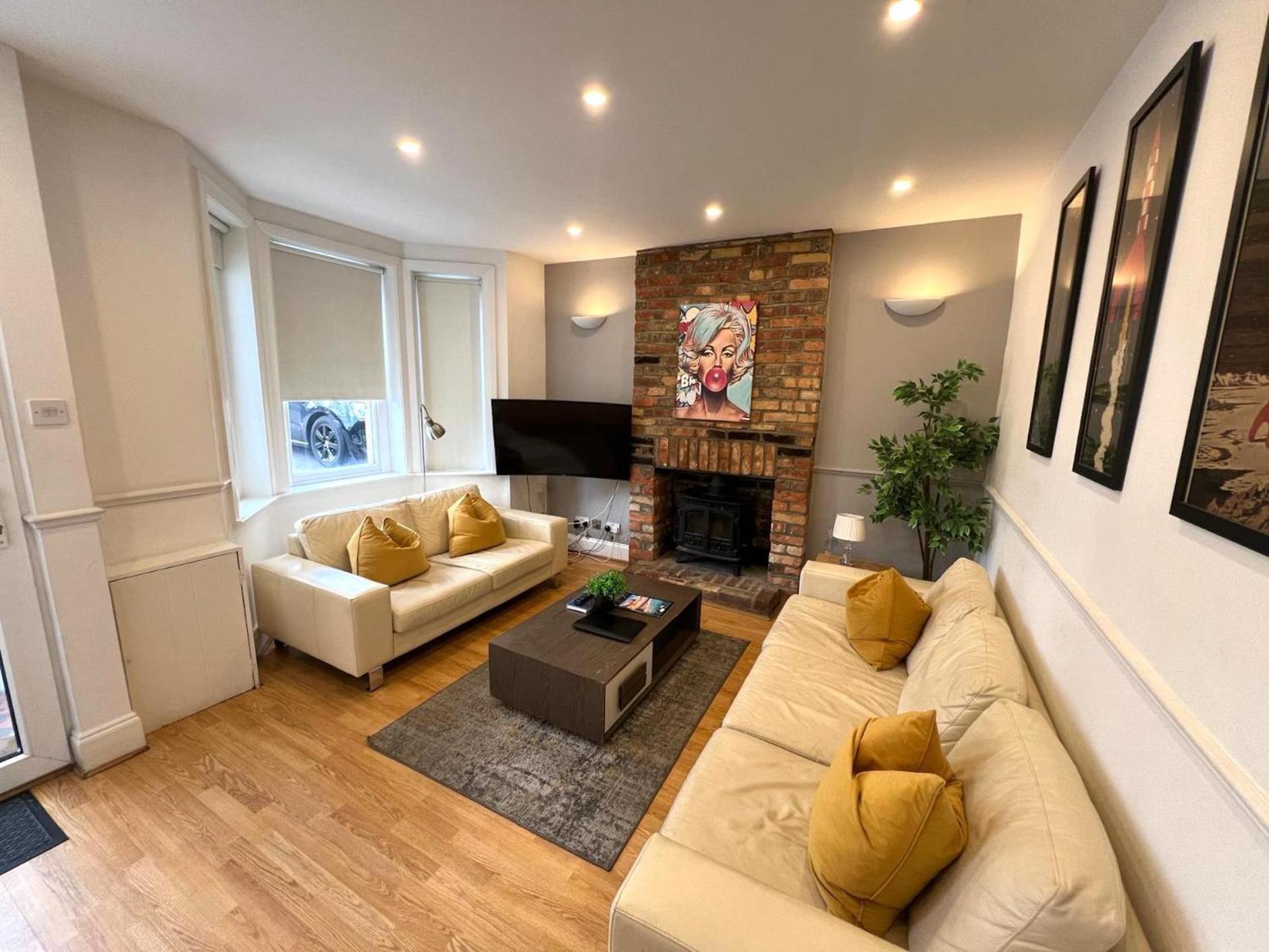 Great 4 Bedroom House - Great Location - Garden - Parking - Fast Wifi - Smart Tv - Newly Decorated - Sleeps Up To 8! Only 10 Mins Drive To Sandbanks Beach! Close To Poole & Bournemouth Esterno foto