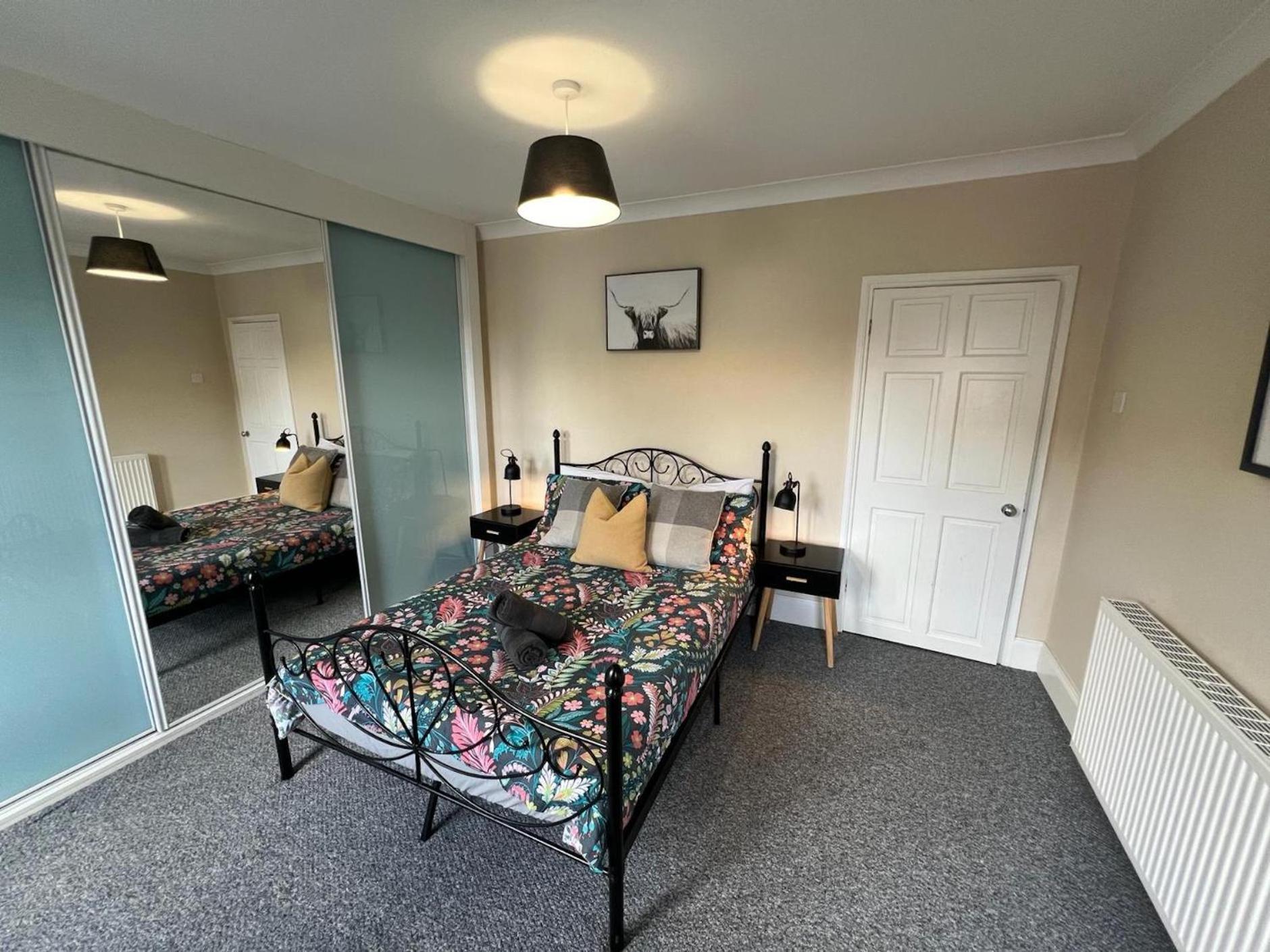 Great 4 Bedroom House - Great Location - Garden - Parking - Fast Wifi - Smart Tv - Newly Decorated - Sleeps Up To 8! Only 10 Mins Drive To Sandbanks Beach! Close To Poole & Bournemouth Esterno foto