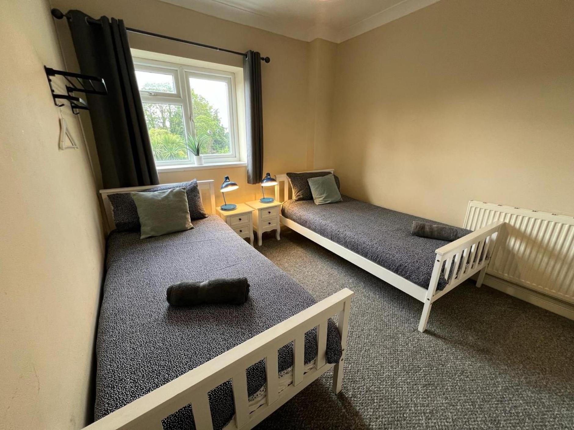 Great 4 Bedroom House - Great Location - Garden - Parking - Fast Wifi - Smart Tv - Newly Decorated - Sleeps Up To 8! Only 10 Mins Drive To Sandbanks Beach! Close To Poole & Bournemouth Esterno foto