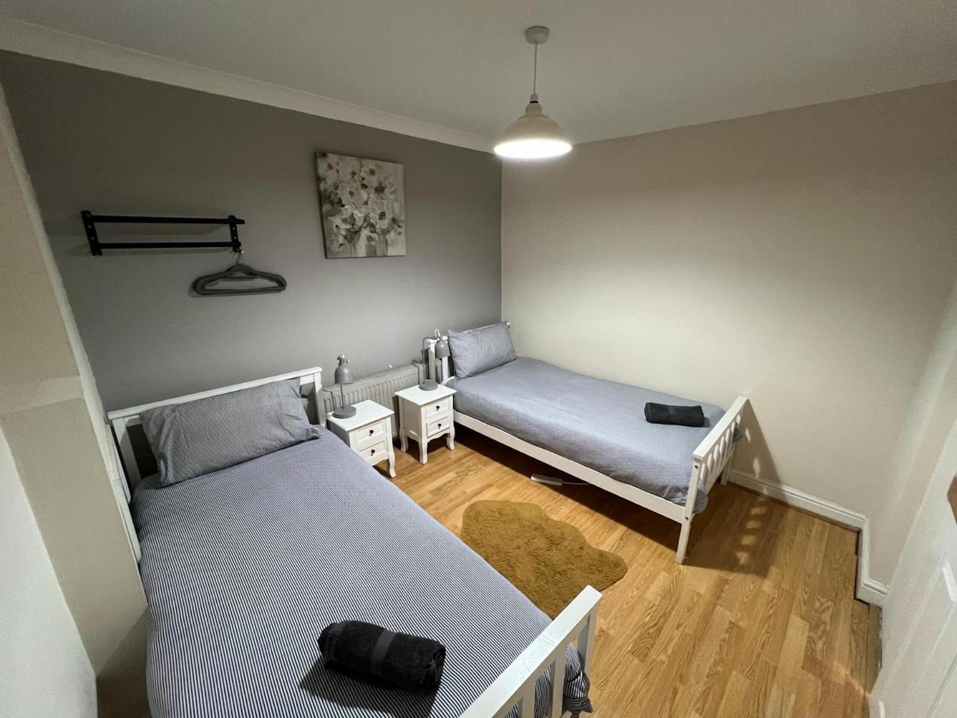 Great 4 Bedroom House - Great Location - Garden - Parking - Fast Wifi - Smart Tv - Newly Decorated - Sleeps Up To 8! Only 10 Mins Drive To Sandbanks Beach! Close To Poole & Bournemouth Esterno foto