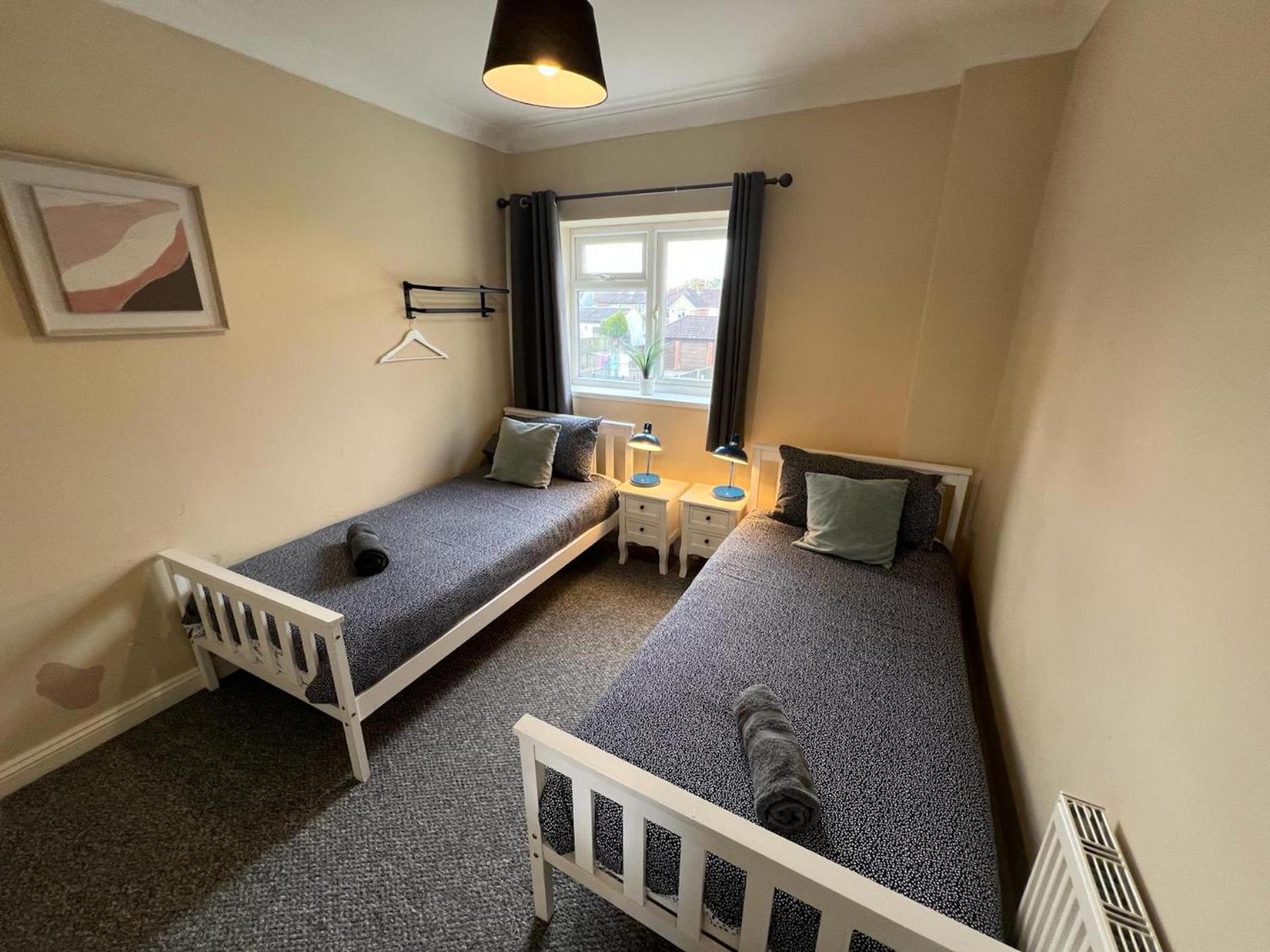Great 4 Bedroom House - Great Location - Garden - Parking - Fast Wifi - Smart Tv - Newly Decorated - Sleeps Up To 8! Only 10 Mins Drive To Sandbanks Beach! Close To Poole & Bournemouth Esterno foto