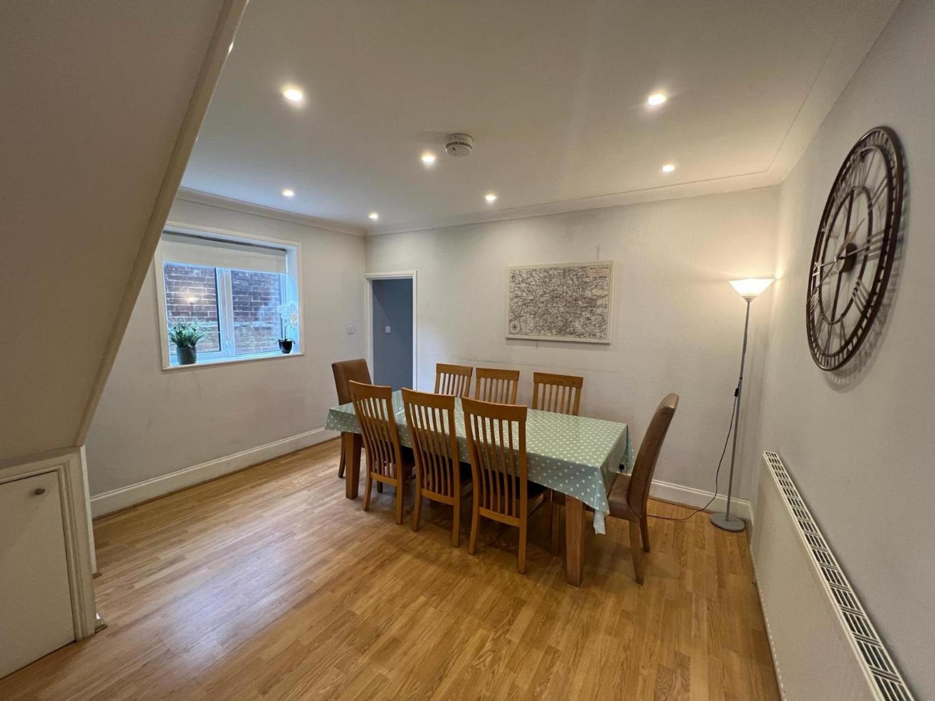 Great 4 Bedroom House - Great Location - Garden - Parking - Fast Wifi - Smart Tv - Newly Decorated - Sleeps Up To 8! Only 10 Mins Drive To Sandbanks Beach! Close To Poole & Bournemouth Esterno foto