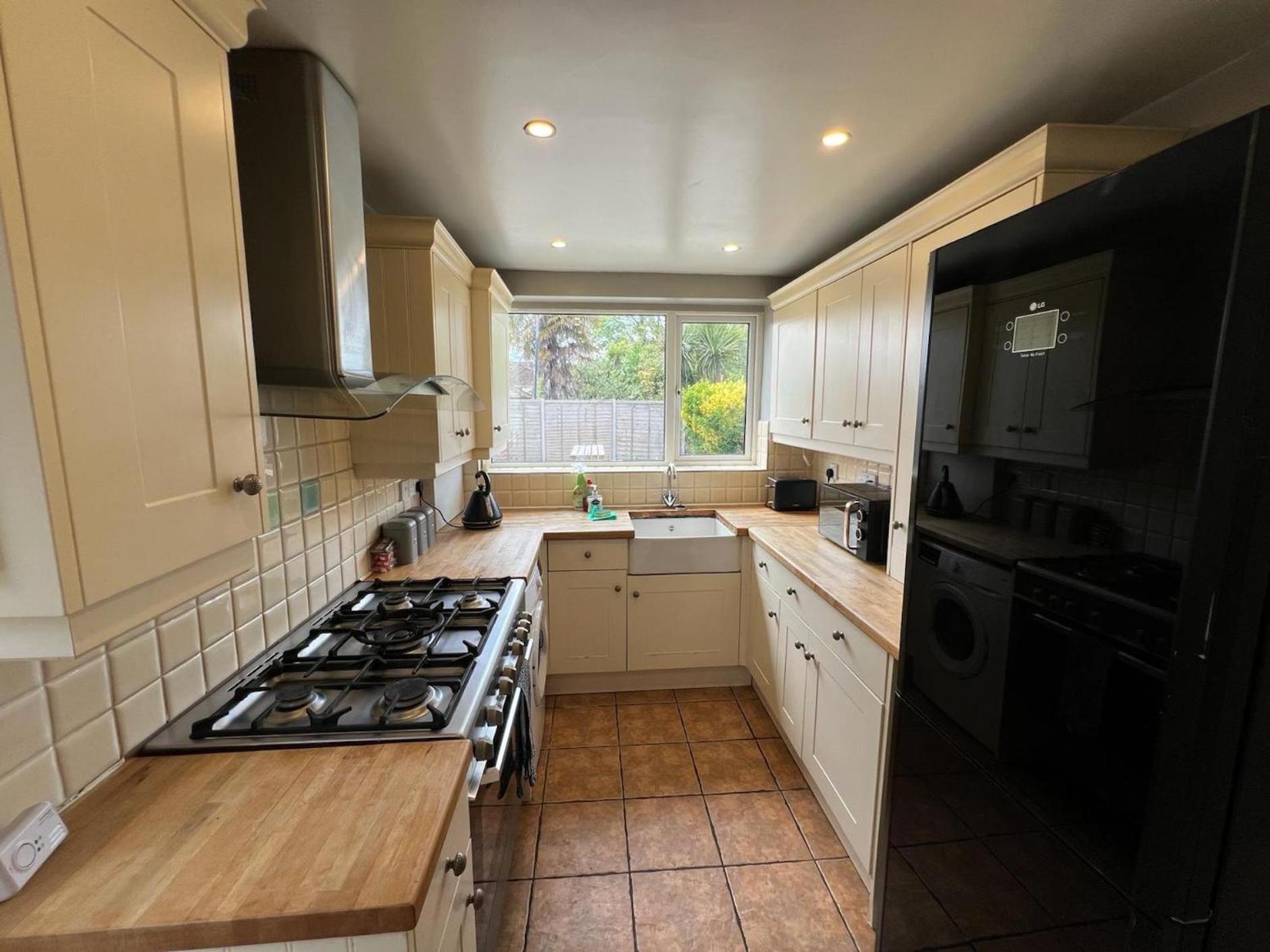 Great 4 Bedroom House - Great Location - Garden - Parking - Fast Wifi - Smart Tv - Newly Decorated - Sleeps Up To 8! Only 10 Mins Drive To Sandbanks Beach! Close To Poole & Bournemouth Esterno foto