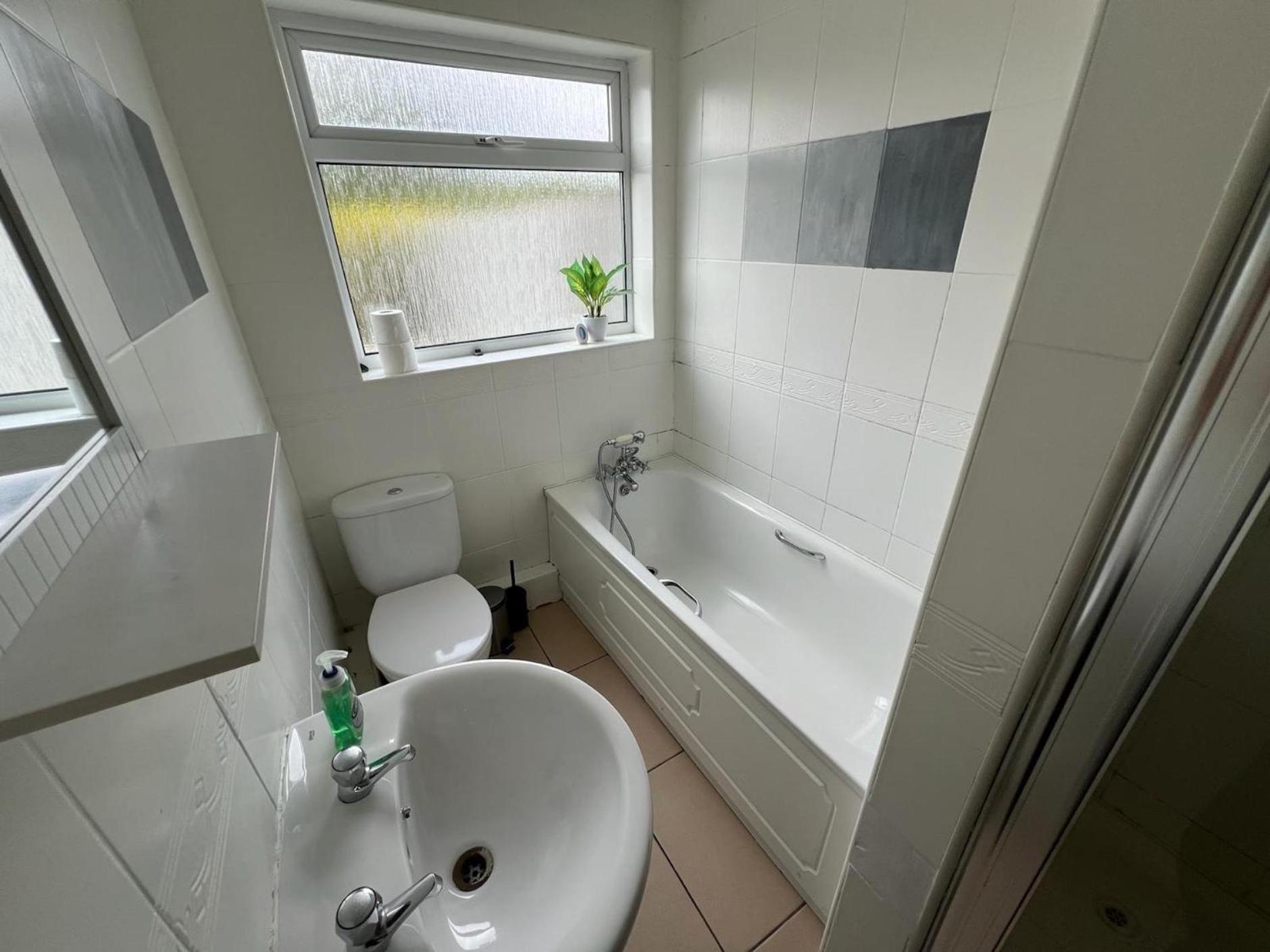 Great 4 Bedroom House - Great Location - Garden - Parking - Fast Wifi - Smart Tv - Newly Decorated - Sleeps Up To 8! Only 10 Mins Drive To Sandbanks Beach! Close To Poole & Bournemouth Esterno foto