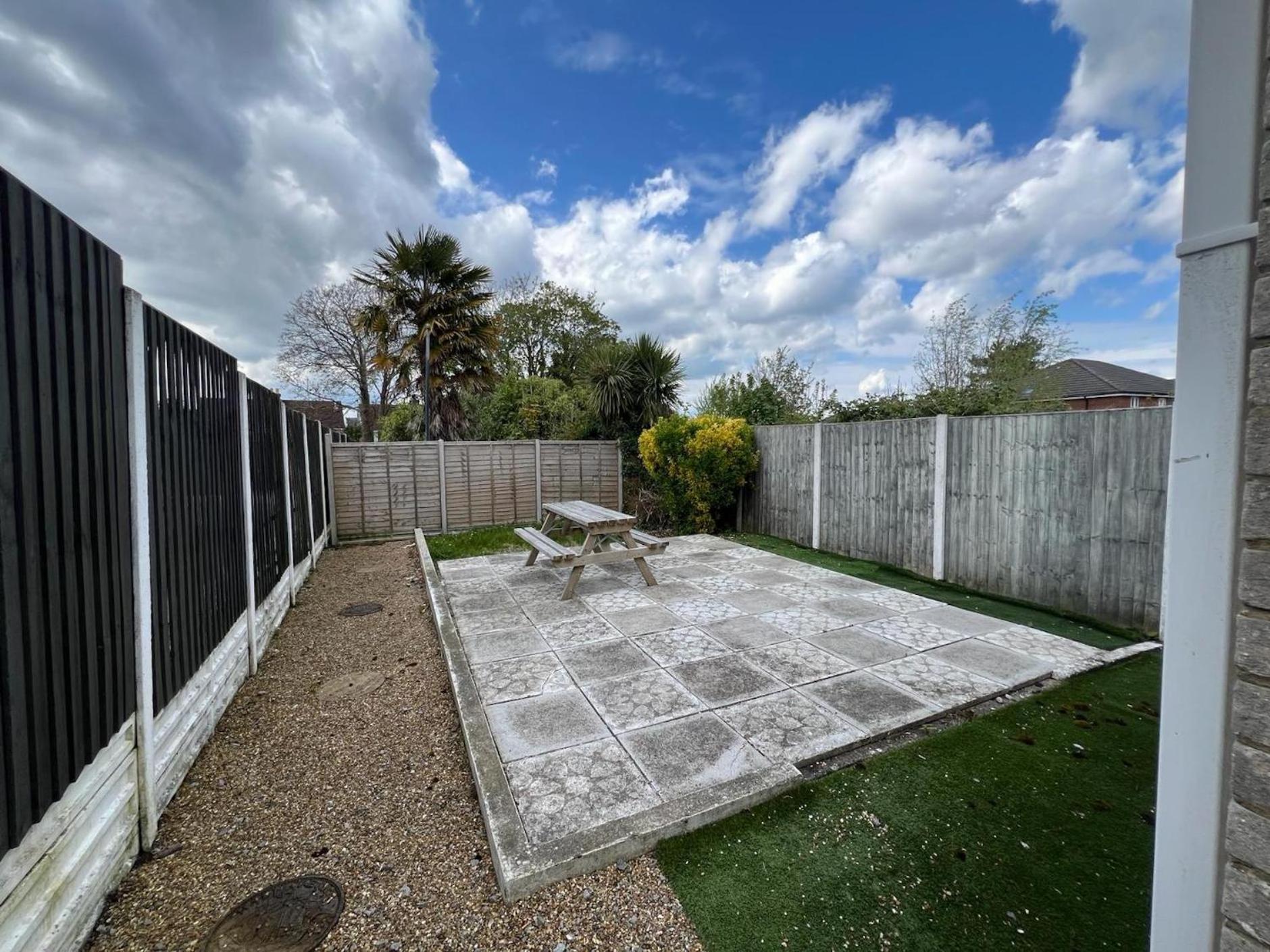 Great 4 Bedroom House - Great Location - Garden - Parking - Fast Wifi - Smart Tv - Newly Decorated - Sleeps Up To 8! Only 10 Mins Drive To Sandbanks Beach! Close To Poole & Bournemouth Esterno foto