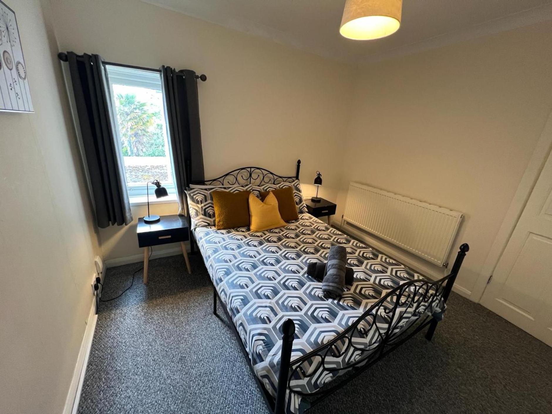 Great 4 Bedroom House - Great Location - Garden - Parking - Fast Wifi - Smart Tv - Newly Decorated - Sleeps Up To 8! Only 10 Mins Drive To Sandbanks Beach! Close To Poole & Bournemouth Esterno foto