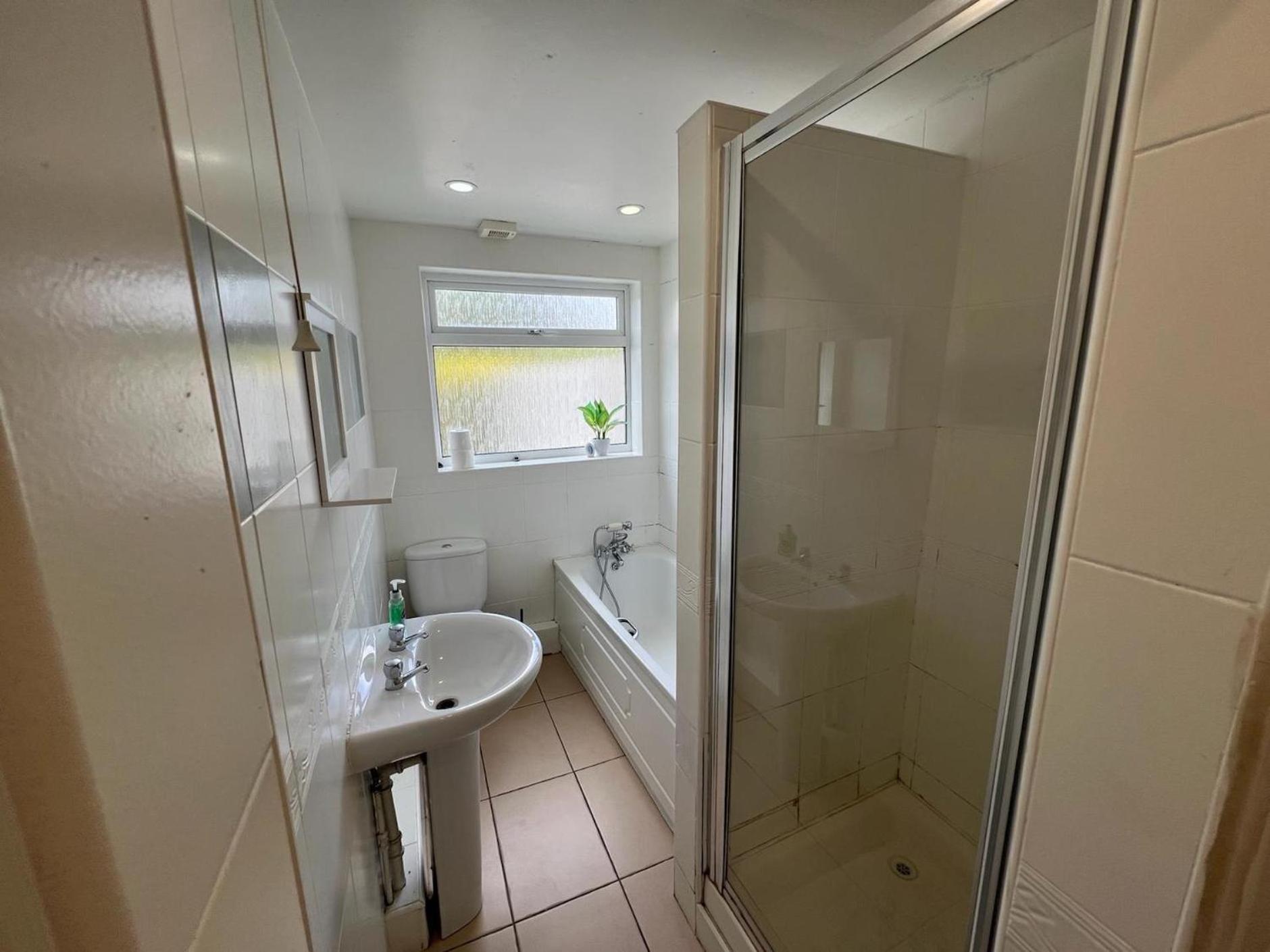 Great 4 Bedroom House - Great Location - Garden - Parking - Fast Wifi - Smart Tv - Newly Decorated - Sleeps Up To 8! Only 10 Mins Drive To Sandbanks Beach! Close To Poole & Bournemouth Esterno foto