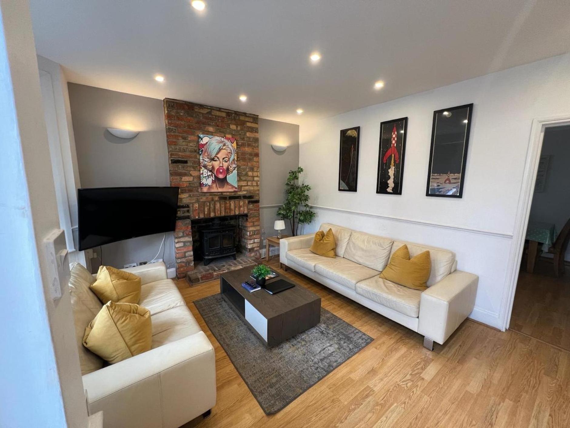Great 4 Bedroom House - Great Location - Garden - Parking - Fast Wifi - Smart Tv - Newly Decorated - Sleeps Up To 8! Only 10 Mins Drive To Sandbanks Beach! Close To Poole & Bournemouth Esterno foto